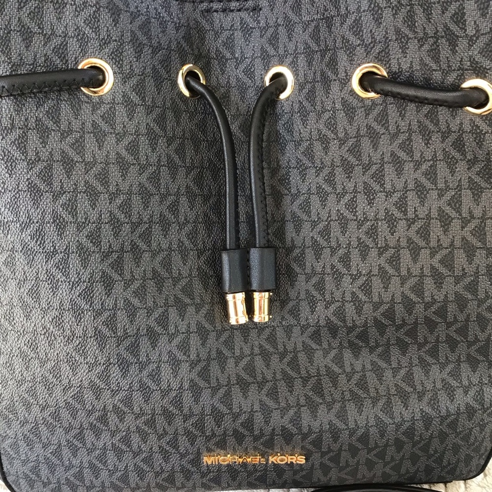 Michael Kors phoebe Lrg logo bucket bag drawstring - Picture 7 of 13